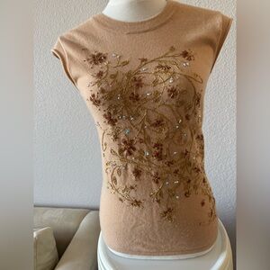 IlSLI Embroidered Floral Tan Top. 100% Cashmere